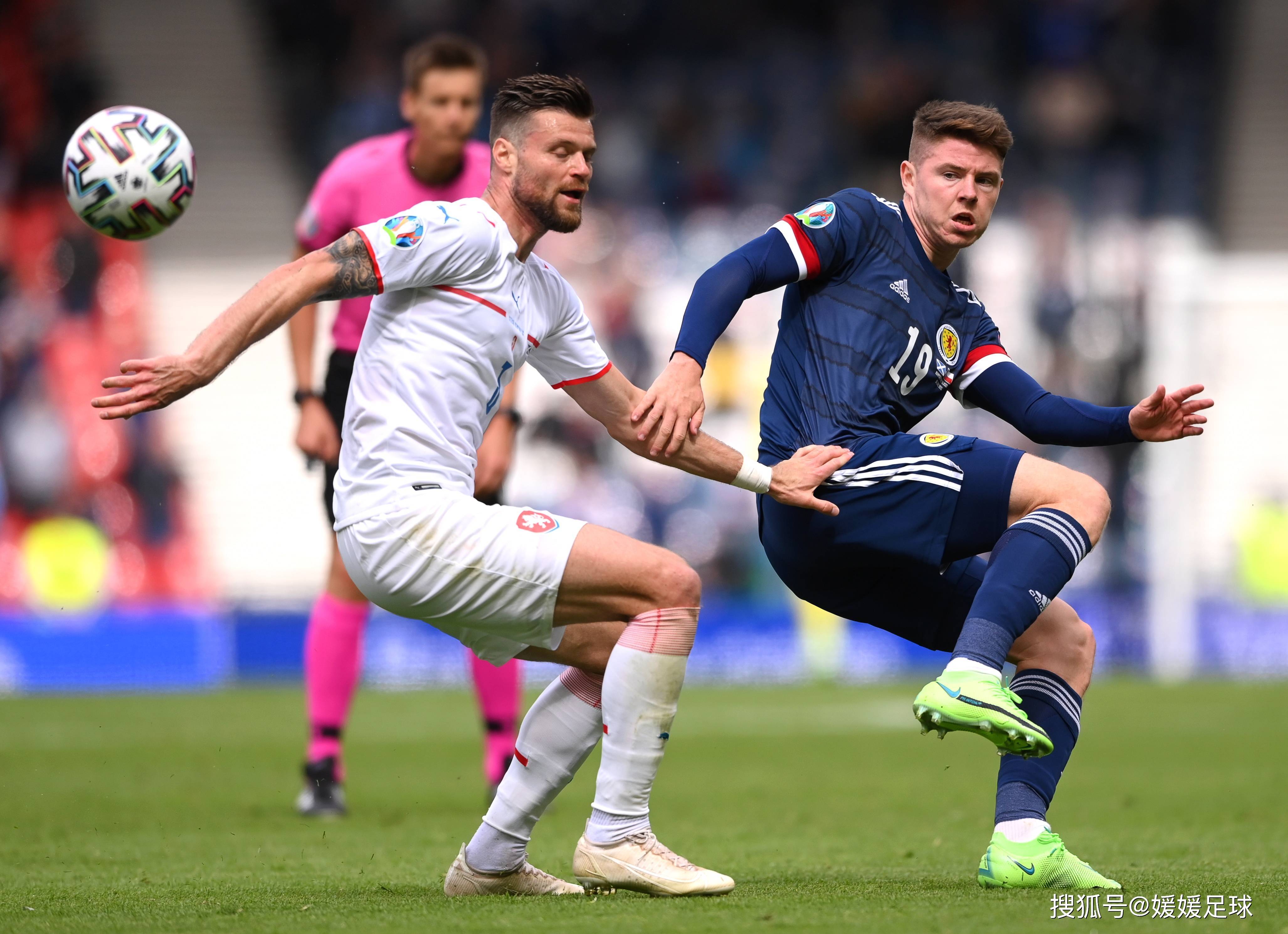 足球赛事激烈角逐,强队逐鹿争冠 足球赛事激烈角逐,强队逐鹿争冠